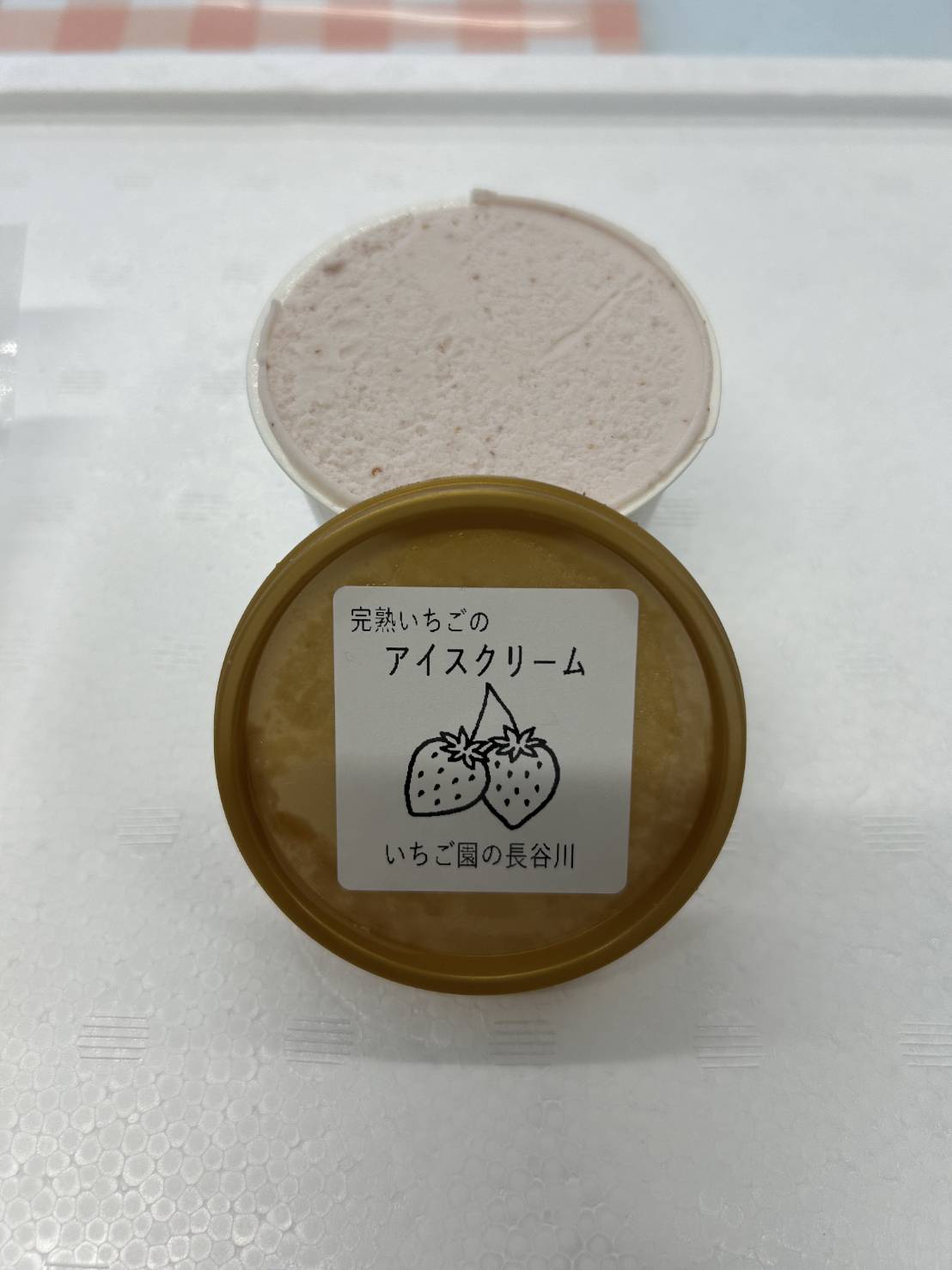 いちごのカップアイス