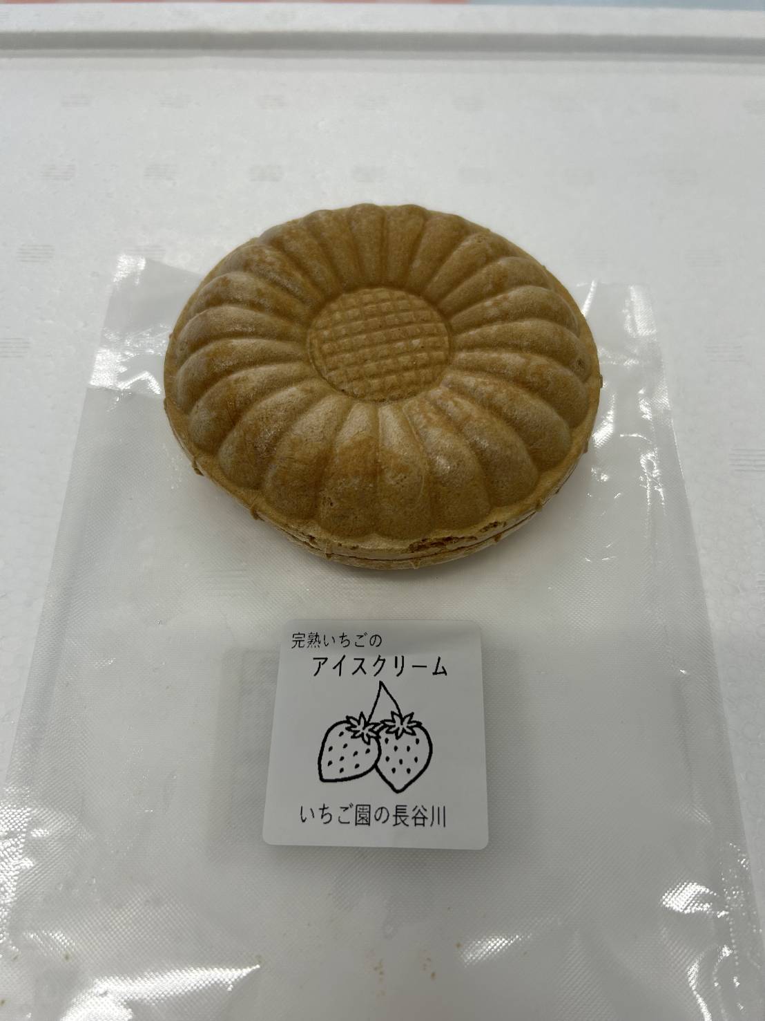 いちごのもなかアイスクリーム